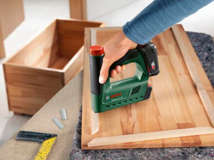 3821–bosch-universaltacker-18v-14-accu-nietpistool-18v-li-ion-zonder-accu-1.webp