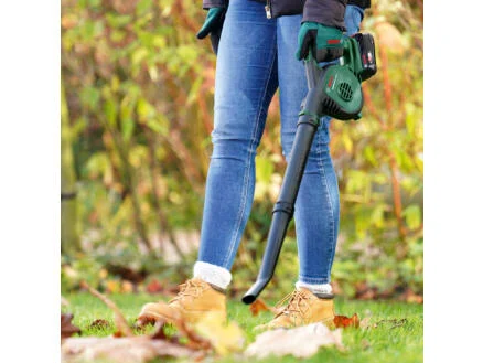 3827–bosch-universalleafblower-18v-130-souffleur-de-feuilles-sans-fil-18v-li-ion-chargeur-1.webp