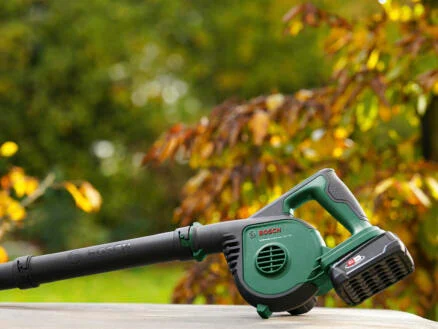 3827–bosch-universalleafblower-18v-130-souffleur-de-feuilles-sans-fil-18v-li-ion-chargeur-1.webp