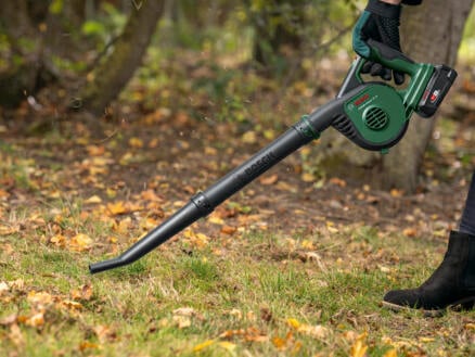 3827–bosch-universalleafblower-18v-130-souffleur-de-feuilles-sans-fil-18v-li-ion-chargeur-1.webp