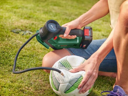 4867–bosch-universalpump-18v-pompe-sans-fil-18v-li-ion-chargeur-1.jpg
