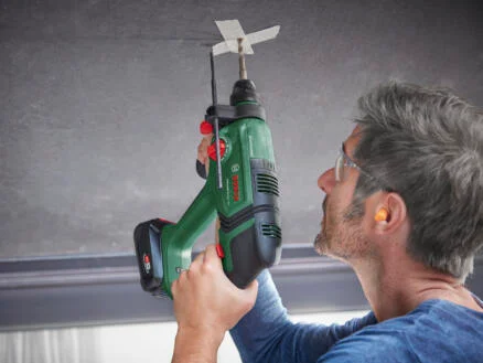 620–bosch-universalhammer-accu-boorhamer-18v-li-ion-met-2-accu-39-s-lader-1.webp