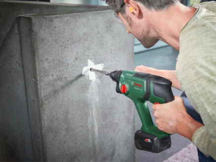 620–bosch-universalhammer-accu-boorhamer-18v-li-ion-met-2-accu-39-s-lader-1.webp