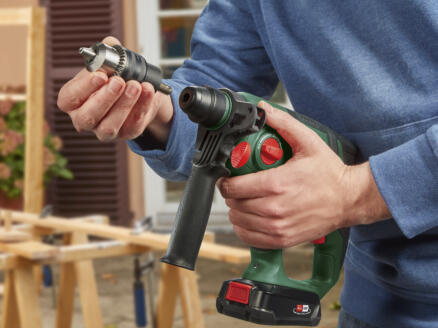 621–bosch-universalhammer-marteau-perforateur-sans-fil-18v-li-ion-avec-2-batteries-chargeur-1.webp