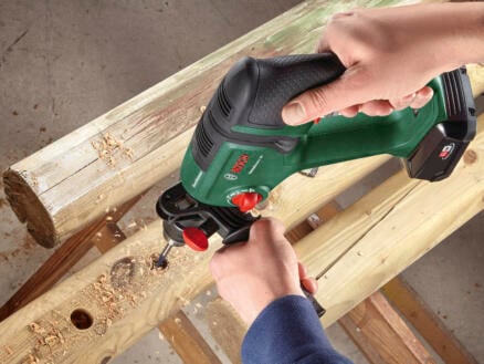 622–bosch-universalhammer-accu-boorhamer-18v-li-ion-4ah-lader-1.webp