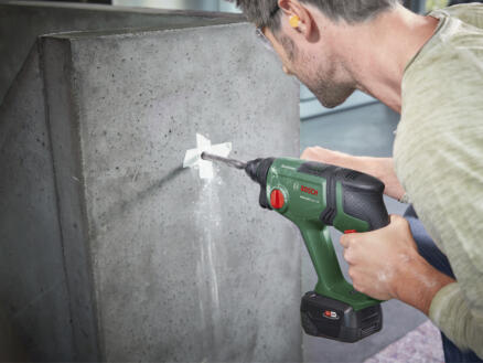 622–bosch-universalhammer-accu-boorhamer-18v-li-ion-4ah-lader-1.webp