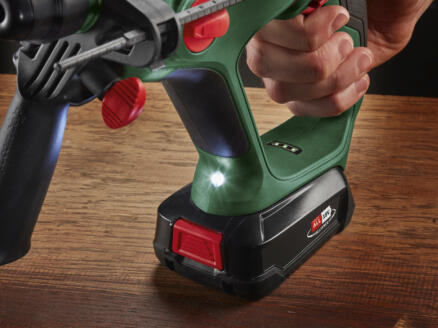 622–bosch-universalhammer-accu-boorhamer-18v-li-ion-4ah-lader-1.webp